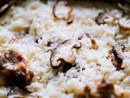 Рецепта Сварени свински ребра с ориз, гъби и праз лук печени в глинен гювеч на фурна
